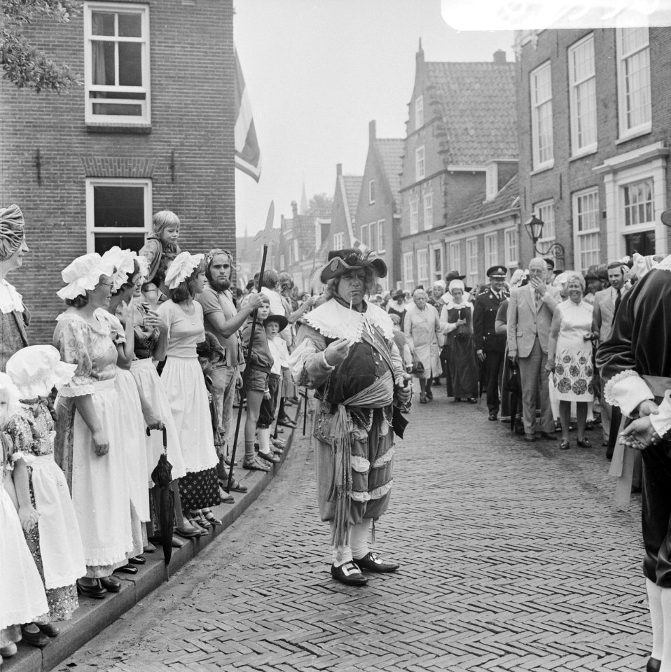 Monnickendam herdenkt Slag op de Zuiderzee in 1573, inwoners in historische kled, Bestanddeelnr 926-5330