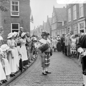 Monnickendam herdenkt Slag op de Zuiderzee in 1573, inwoners in historische kled, Bestanddeelnr 926-5330