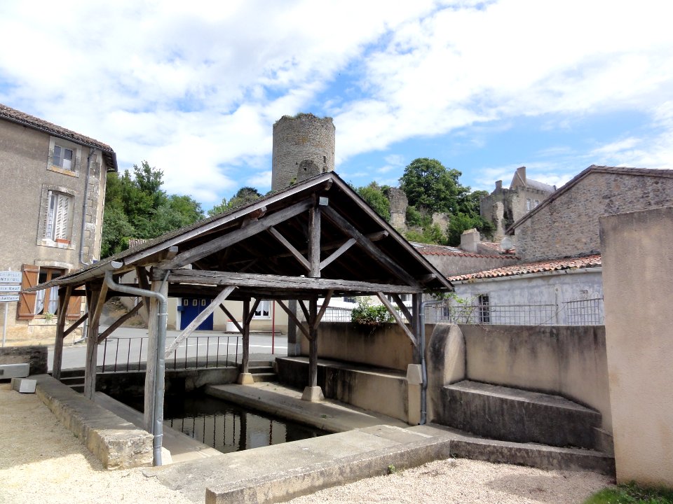 Montreuil-Bonnin (Vienne) lavoir