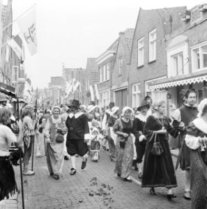 Monnickendam herdenkt Slag op de Zuiderzee in 1573, inwoners in historische kled, Bestanddeelnr 926-5331