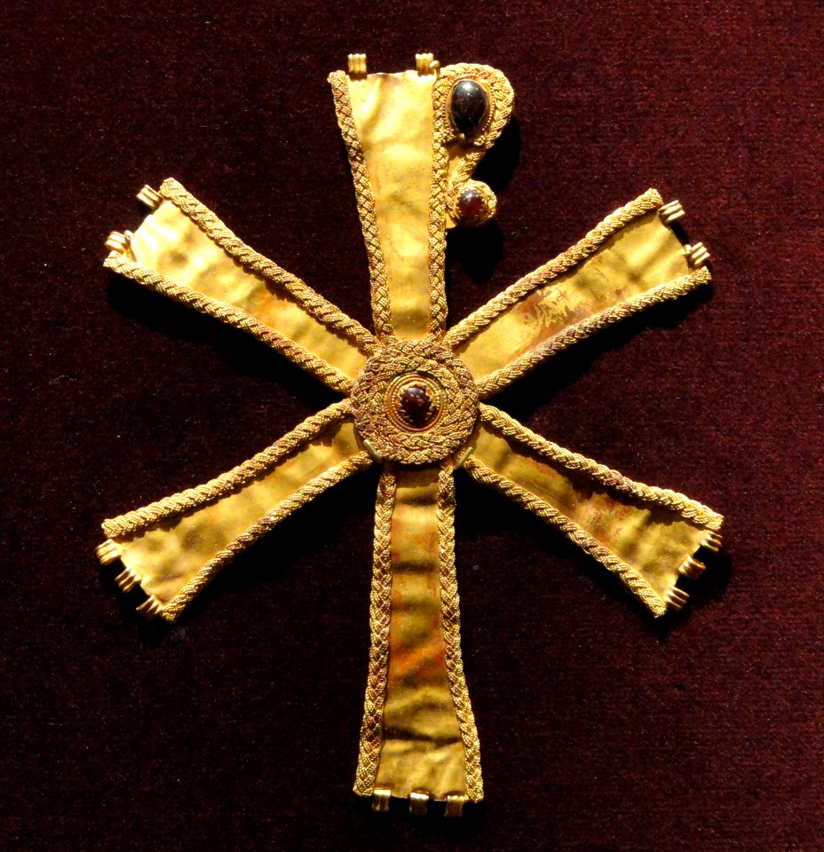 Monogram of Christ (Chrismon), 500s AD, Early Byzantine, perhaps Syria, gold sheet, gold wire, and garnets - Cleveland Museum of Art - DSC08363