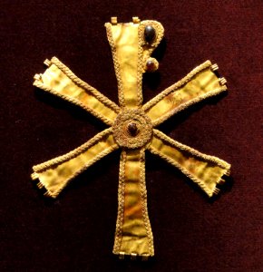 Monogram of Christ (Chrismon), 500s AD, Early Byzantine, perhaps Syria, gold sheet, gold wire, and garnets - Cleveland Museum of Art - DSC08363