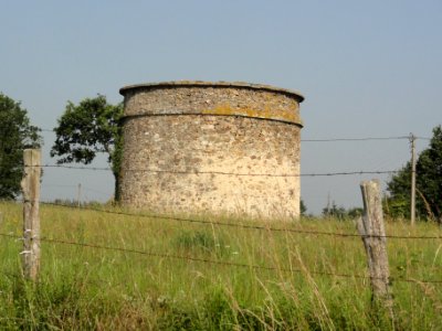 Montreuil-le-Chétif (Sarthe) pigeonnier sans toit