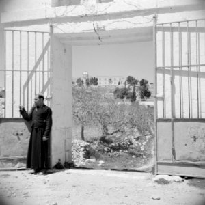 Monnik bij de ingang van een Russisch - Orthodox klooster, Bestanddeelnr 255-5518