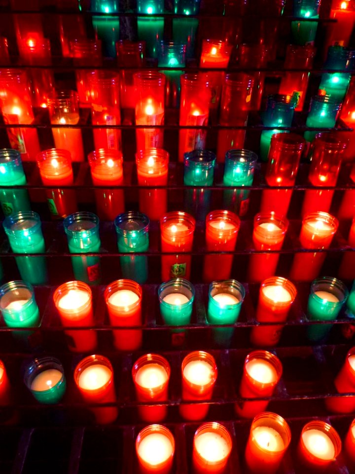 Montserrat - Velas votivas en el Camí de l'Ave Maria 6