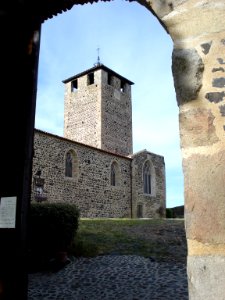 Montverdun, l'église vue par le portail de l'enclos