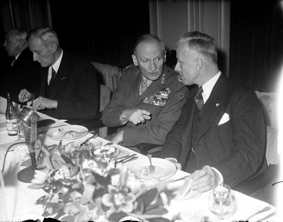 Montgomery in Amsterdam, Montgomery in gesprek met burgemeester d'Ailly., Bestanddeelnr 903-7884