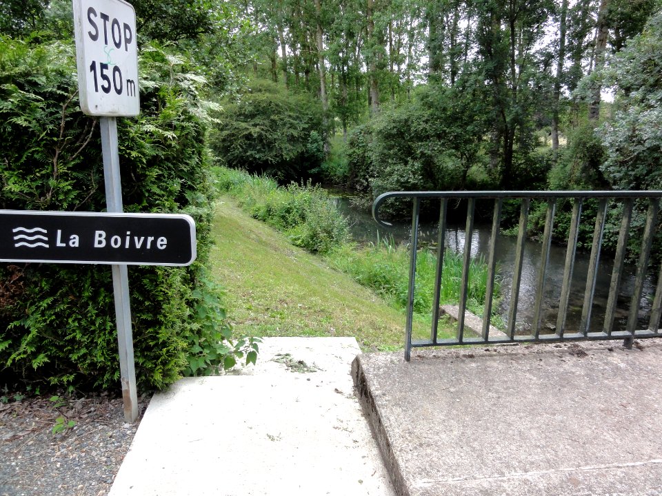 Montreuil-Bonnin (Vienne) la Boivre avec panneau