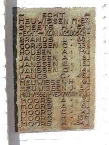 Montfort (Limburg) massagraf, namenplaat 02 van 12