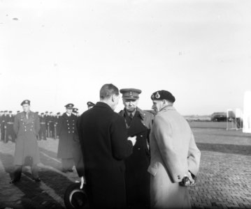 Montgomery arriveert op vliegveld Valkenburg. Sprekend met Generaal Kruls en de , Bestanddeelnr 903-1929
