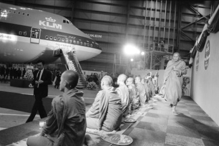 Monniken zitten voor het vliegtuig, Bestanddeelnr 934-4768