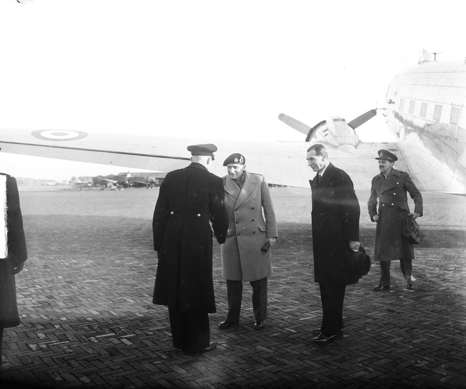 Montgomery arriveert op vliegveld Valkenburg. Begroeting, Bestanddeelnr 903-1931