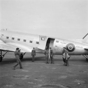 Montgomery in gesprek met prins Bernhard na het verlaten van het vliegtuig, Bestanddeelnr 900-7453