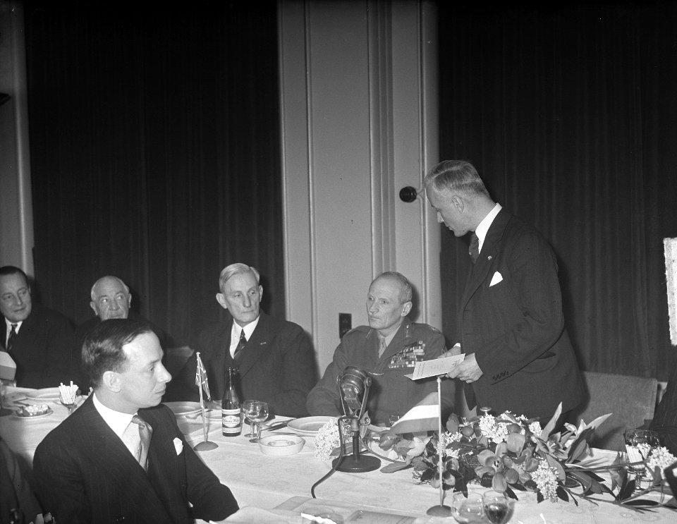 Montgomery in Amsterdam, dAilly spreekt toe aan tafel, Bestanddeelnr 903-7883