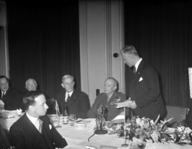 Montgomery in Amsterdam, dAilly spreekt toe aan tafel, Bestanddeelnr 903-7883