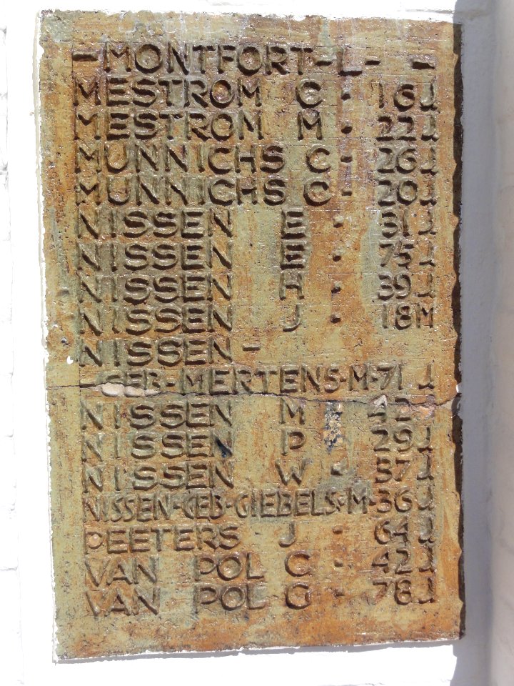 Montfort (Limburg) massagraf, namenplaat 07 van 12