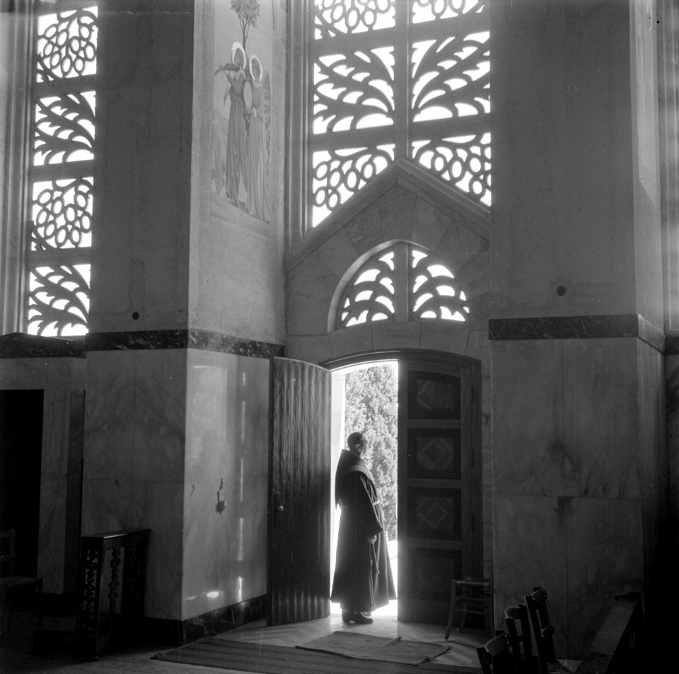 Monnik, vermoedelijk een franciscaan, in habijt bij de toegangsdeur van de kerk , Bestanddeelnr 255-0444