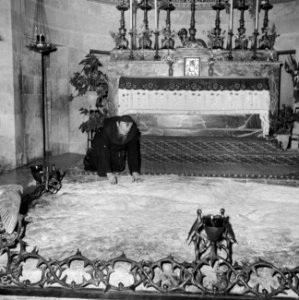 Monnik bij de 'steen' voor het altaar van de Church of the agony (Kerk van het h, Bestanddeelnr 255-5324