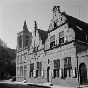 Monnikendam Gemeenlandshuis van Waterland en de toren van de Grote of St Nicol, Bestanddeelnr 254-3995