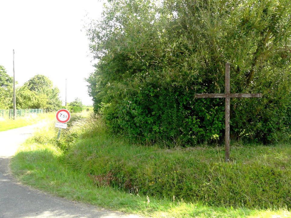 Montbizot (Sarthe) croix à La Croix aux Garces