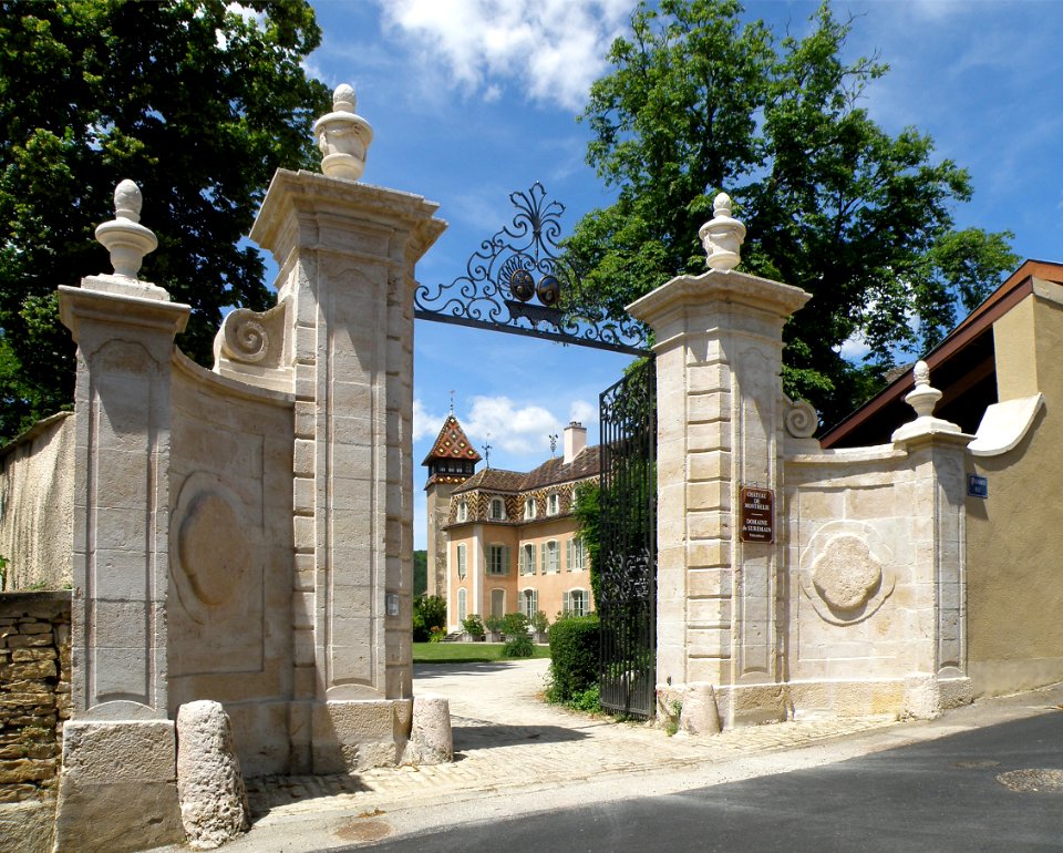 Monthelie Château 2