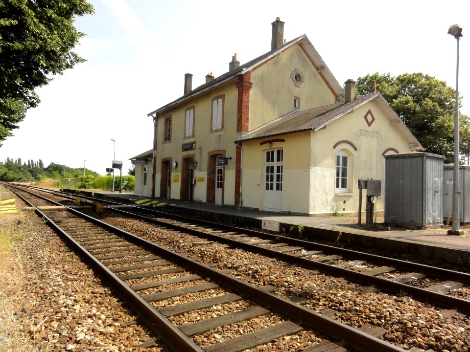 Montbizot (Sarthe) la gare coté quais