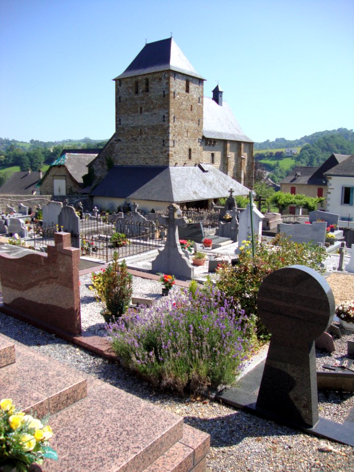 Montory (Pyr-Atl, Fr) Église, la tour et le cimetière