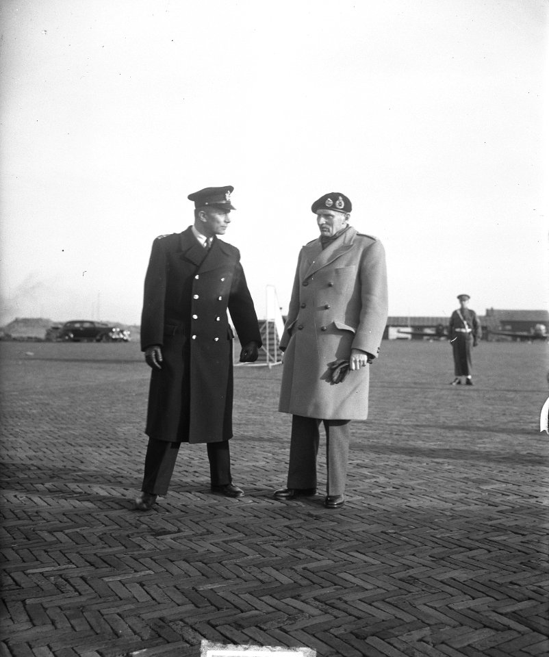 Montgomery arriveert op vliegveld Valkenburg. Montgomery met commandant vliegvel, Bestanddeelnr 903-1932