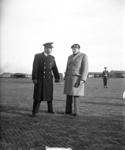 Montgomery arriveert op vliegveld Valkenburg. Montgomery met commandant vliegvel, Bestanddeelnr 903-1932