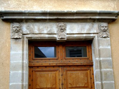 Montpeyroux (Hérault, Fr) linteau sculpté