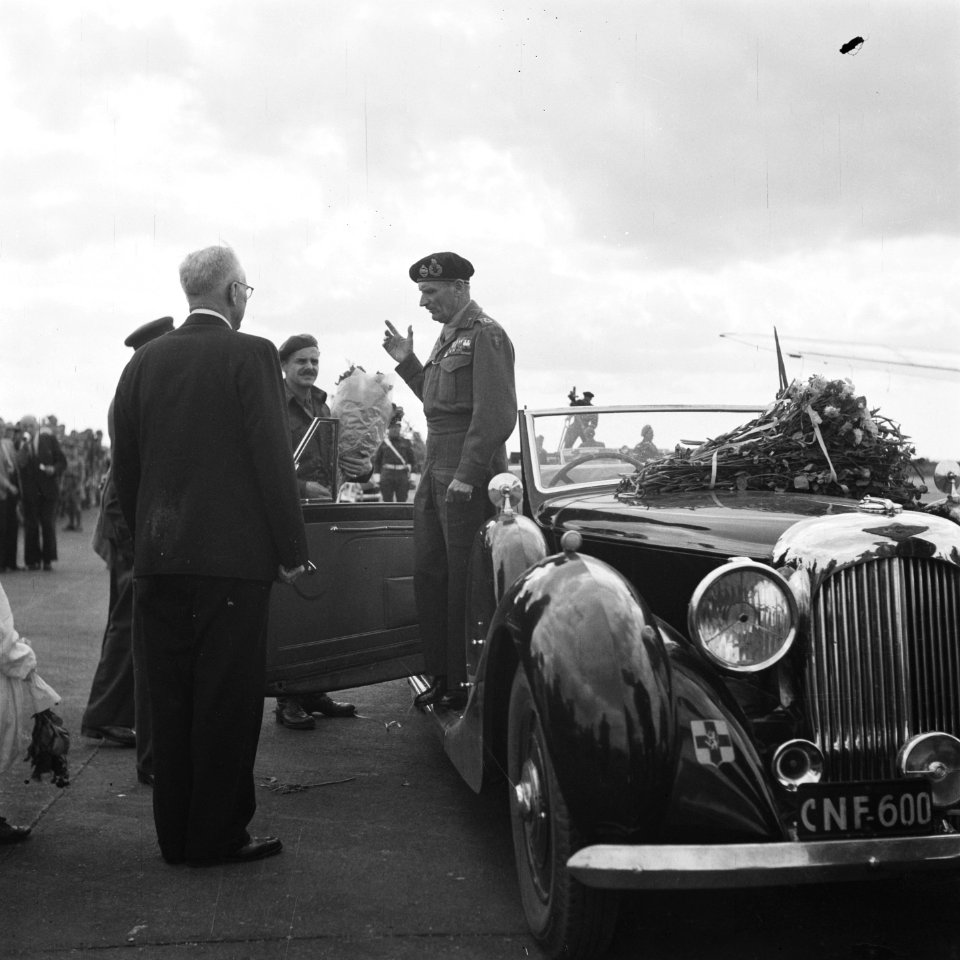 Montgomery op de trede van de Lagonda Op de rug gezien burgemeester Feike de Bo, Bestanddeelnr 900-7469
