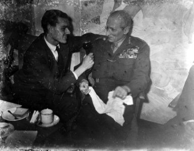 Montgomery in Amsterdam, met radioreporter overbelicht, Bestanddeelnr 903-7882