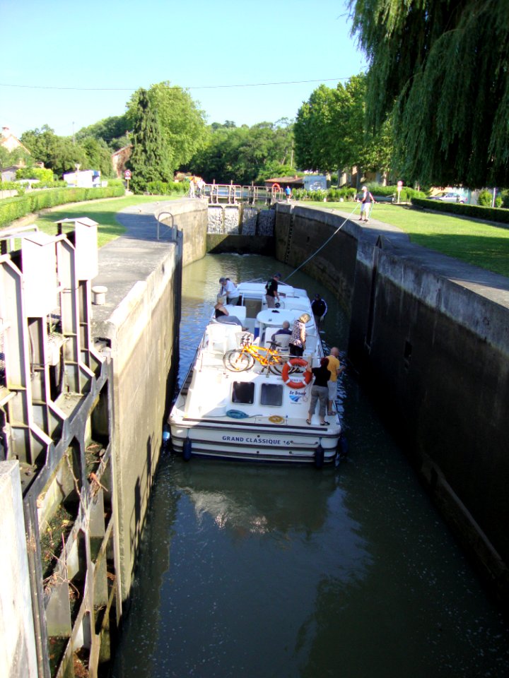 Montgiscard (Haute-Garonne, Fr) Canal du Midi, écluse avec bateau (2)
