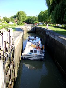 Montgiscard (Haute-Garonne, Fr) Canal du Midi, écluse avec bateau (2)