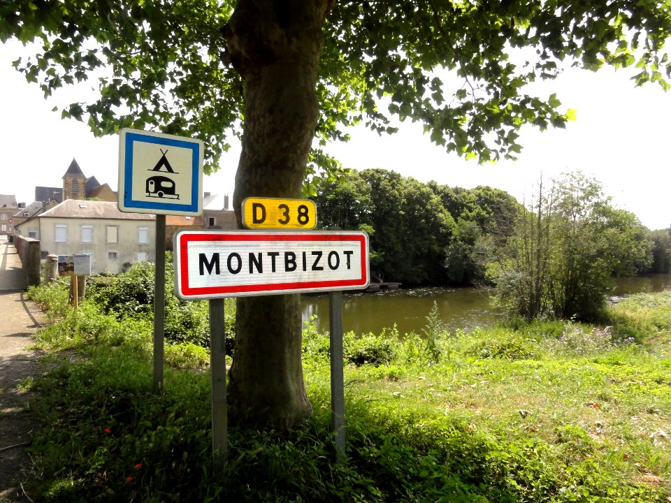 Montbizot (Sarthe) la Sarthe avec plaque d'entrée