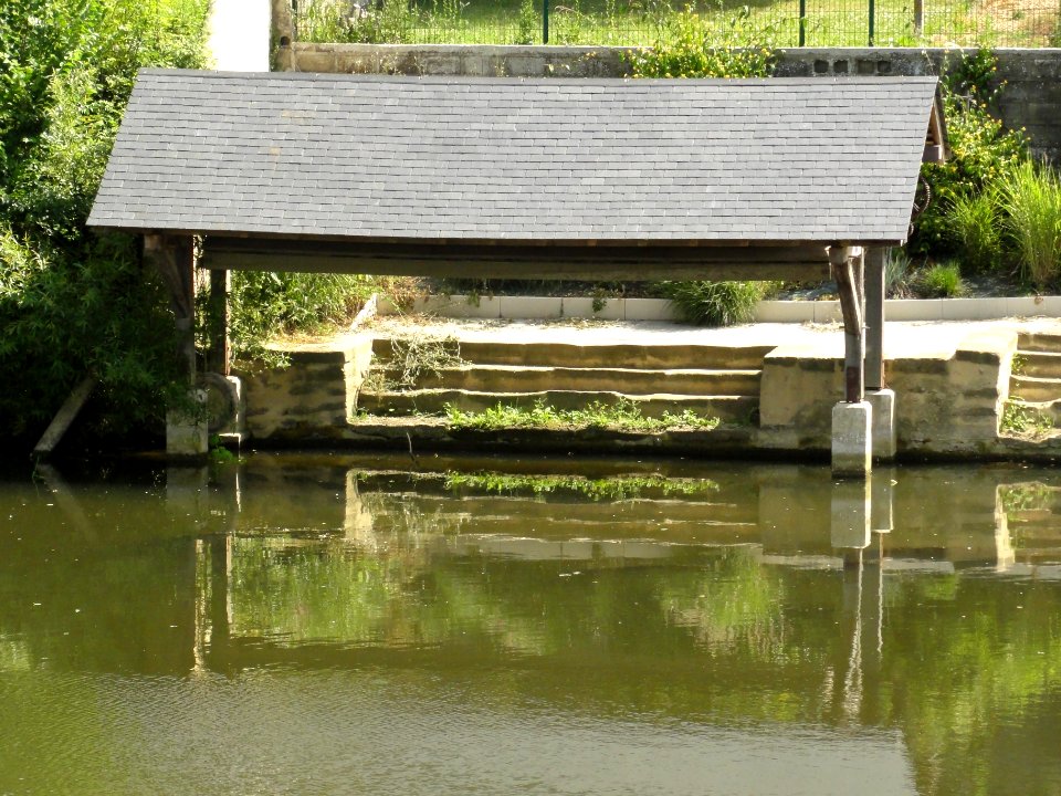 Montbizot (Sarthe) la Sarthe avec lavoir