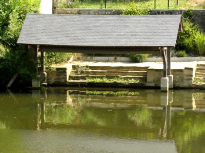Montbizot (Sarthe) la Sarthe avec lavoir