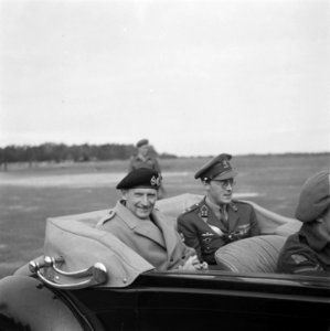 Montgomery en prins Bernhard verlaten in een auto het vliegveld, Bestanddeelnr 900-7454