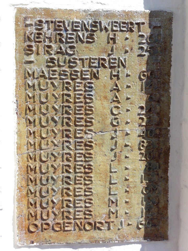 Montfort (Limburg) massagraf, namenplaat 10 van 12