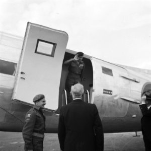 Montgomery brengt militaire groet bij het verlaten van vliegtuig, Bestanddeelnr 900-7457