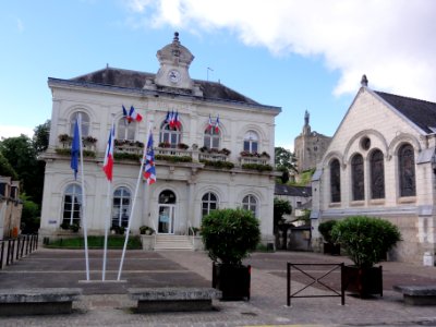 Montbazon (Indre-et-Loire) Mairie, église et donjon