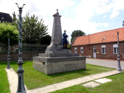 Montrécourt (Nord, Fr) monument aux morts