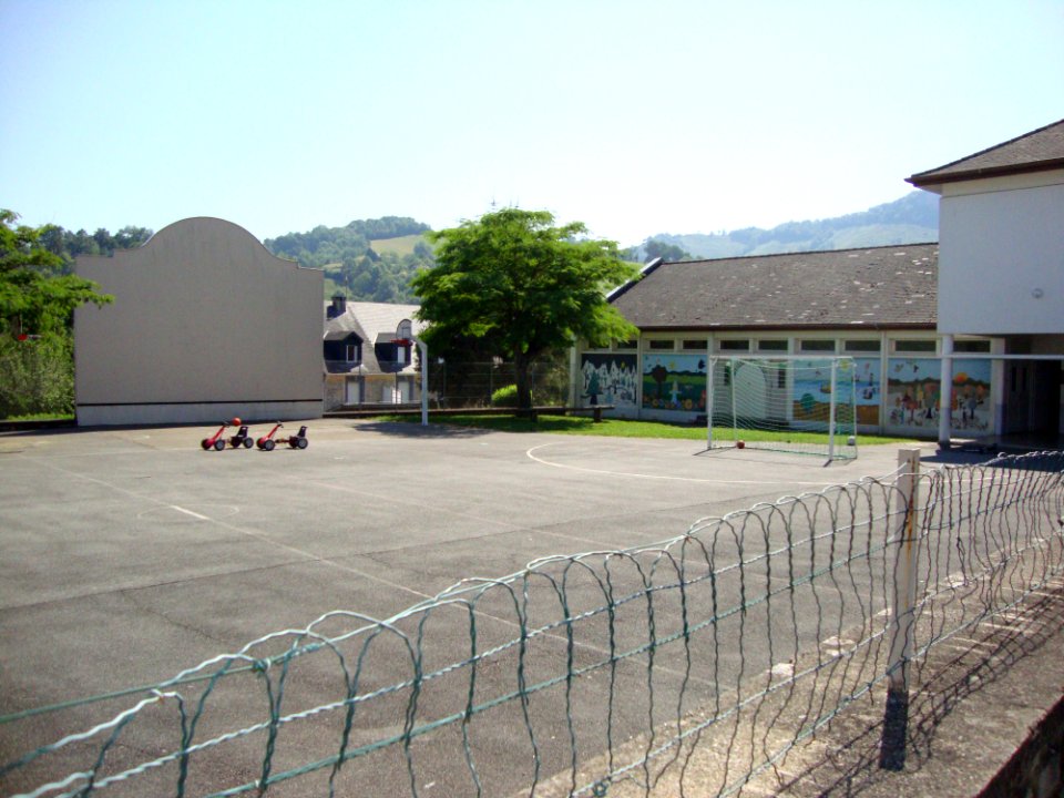 Montory (Pyr-Atl, Fr) fronton de l'école