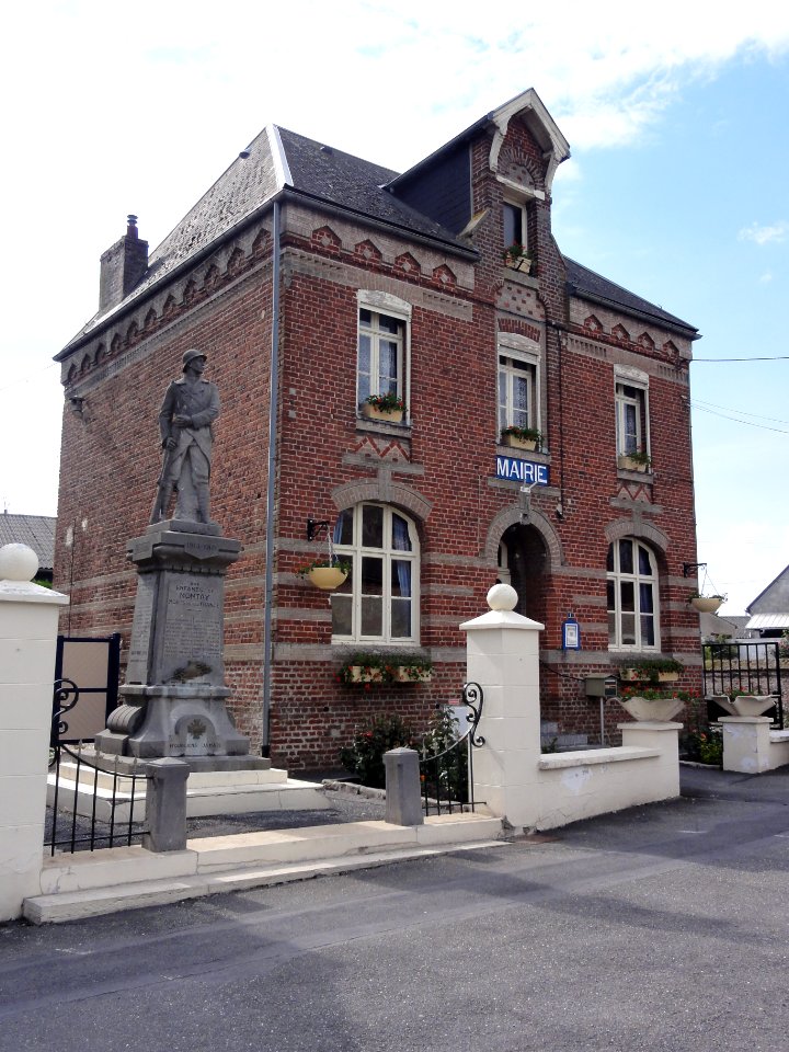 Montay (Nord, Fr) mairie et monument aux morts