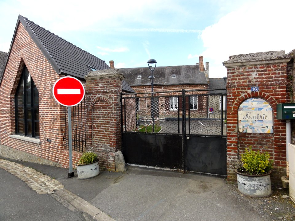 Montigny-sur-Crécy (Aisne) mairie - école