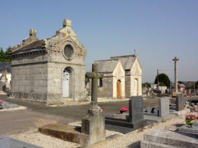 Mont-Saint-Jean (Sarthe) cimetière, chapelles funéraires