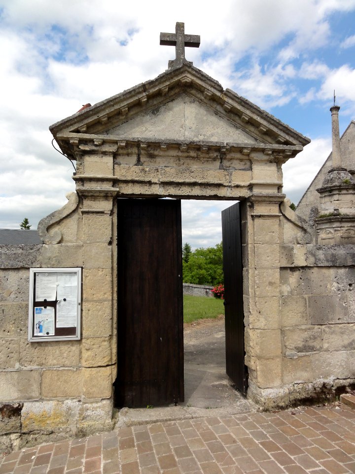 Montigny-Lengrain (Aisne) portail de l'ancien cimetière