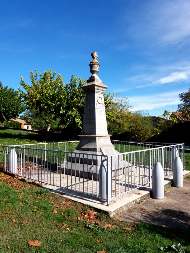 Montréal (Ardèche) - Monument aux morts de profil