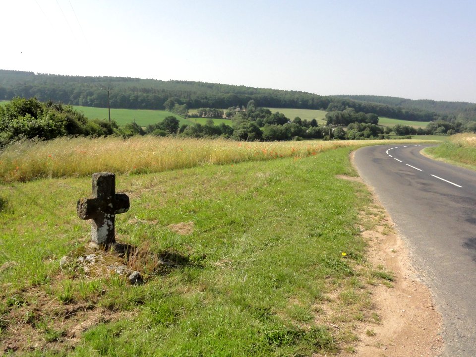 Mont-Saint-Jean (Sarthe) paysage avec petite croix