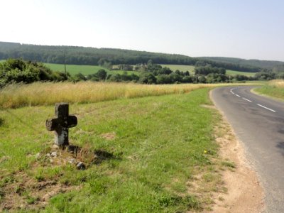 Mont-Saint-Jean (Sarthe) paysage avec petite croix